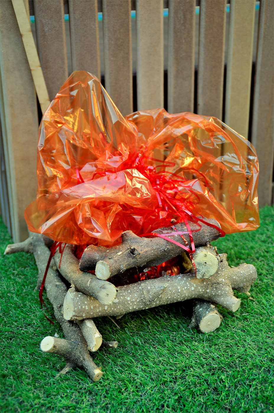 A fake campfire armed with pieces of cut tree trunks